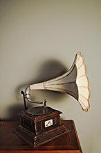Load image into Gallery viewer, 1911 HMV Gramophone Monarch Model V