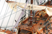 Load image into Gallery viewer, HMS Victory Midsize With Display Case