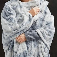 Load image into Gallery viewer, Beautyrest Zuri 100% Polyester Marble Faux Fur Heated Throw BR54-1370 By Olliix
